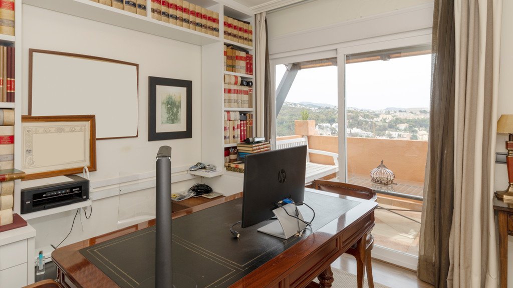 House in Malaga, Spain 5 bedrooms, 454 sq.m. No. 66092