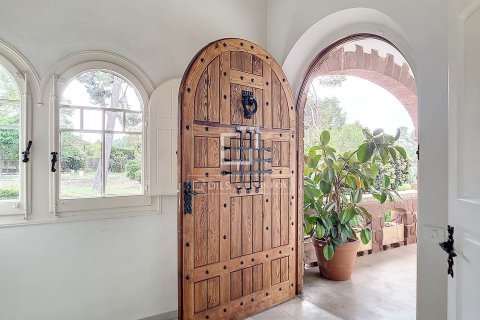 Villa for sale in Valldoreix, Barcelona, Spain 5 bedrooms, 347 sq.m. No. 150599 - photo 6