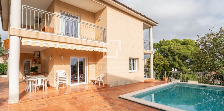 Villa a Castelldefels, Barcelona, Spagna 5 camere da letto, 352 mq. N° 150597