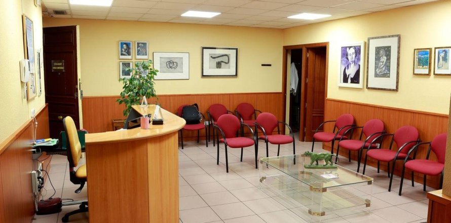 Apartment in Madrid, Spain 5 bedrooms, 163 sq.m. No. 165440