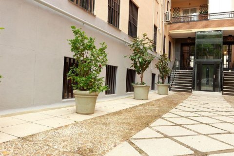 Apartment for sale in Madrid, Spain 5 bedrooms, 163 sq.m. No. 165440 - photo 9