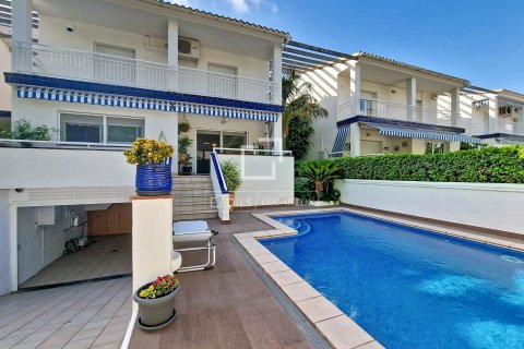 Villa for sale in Vilanova i la Geltru, Barcelona, Spain 5 bedrooms, 289 sq.m. No. 193668 - photo 2