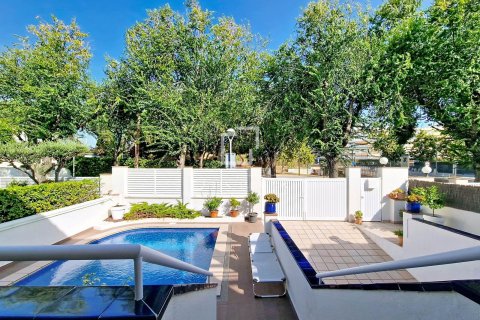 Villa for sale in Vilanova i la Geltru, Barcelona, Spain 5 bedrooms, 289 sq.m. No. 193668 - photo 1