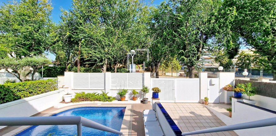 Villa in Vilanova i la Geltru, Barcelona, Spain 5 bedrooms, 289 sq.m. No. 193668