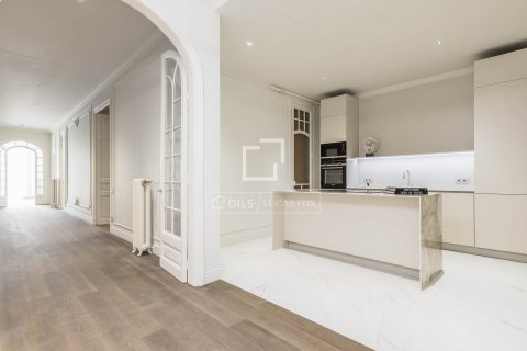 Lägenhet till salu i Barcelona, Spanien 4 sovrum, 200 kvm. Nr. 150814 - foto 12