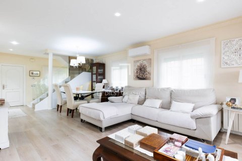 Villa for sale in Castelldefels, Barcelona, Spain 4 bedrooms, 245 sq.m. No. 150816 - photo 13