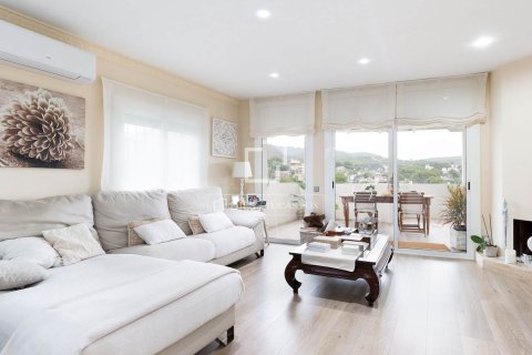 Villa for sale in Castelldefels, Barcelona, Spain 4 bedrooms, 245 sq.m. No. 150816 - photo 2