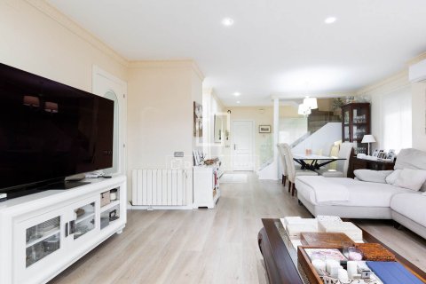 Villa for sale in Castelldefels, Barcelona, Spain 4 bedrooms, 245 sq.m. No. 150816 - photo 12