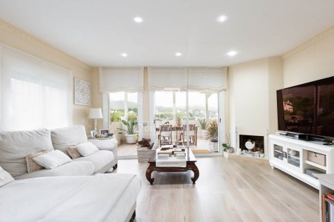 Villa for sale in Castelldefels, Barcelona, Spain 4 bedrooms, 245 sq.m. No. 150816 - photo 11