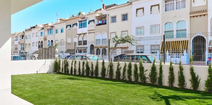 Bungalow à Torrevieja, Alicante, Espagne 2 chambres, 98 m2 No. 135769