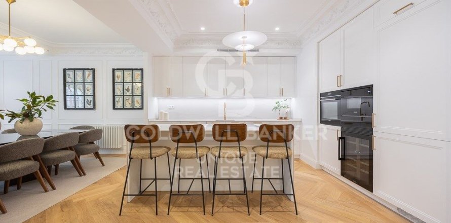 Wohnung in Madrid, Spanien 4 Schlafzimmer, 243 m2 Nr. 158496