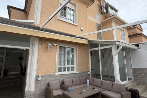 Kaupunkipientalo myytävänä La Zenia, Alicante, Espanja, 3 makuuhuonetta, 120 m2 No. 154803 - kuva 2