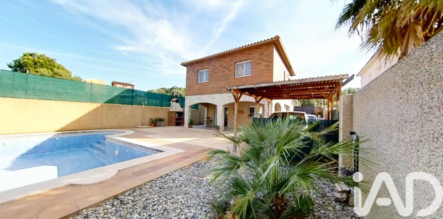 House à El Vendrell, Tarragona, Espagne 4 chambres, 250 m2 No. 172129