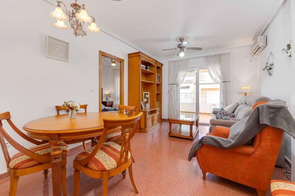 Apartamento en Torrevieja, Alicante, España 2 dormitorios, 105 m2 No. 145432