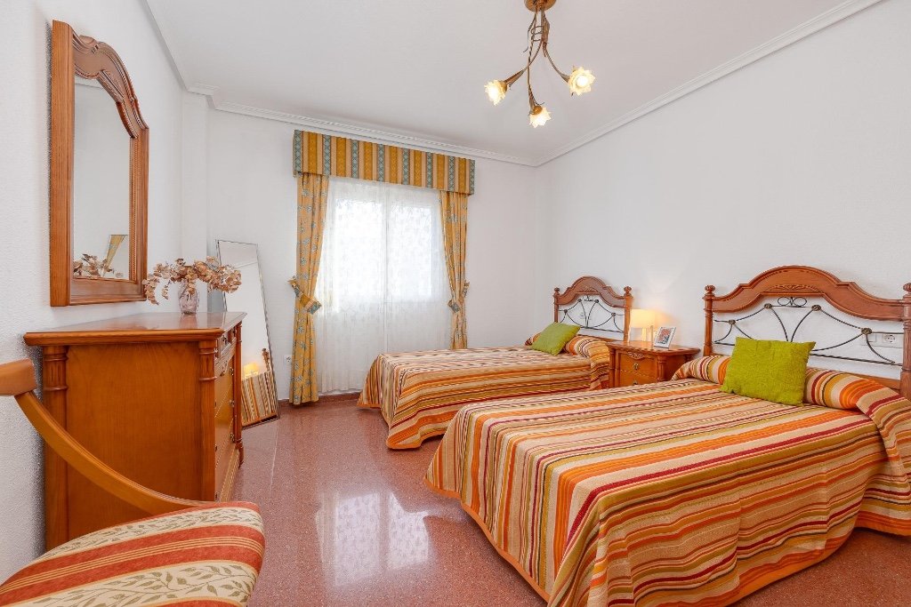 Apartamento en Torrevieja, Alicante, España 2 dormitorios, 105 m2 No. 145432