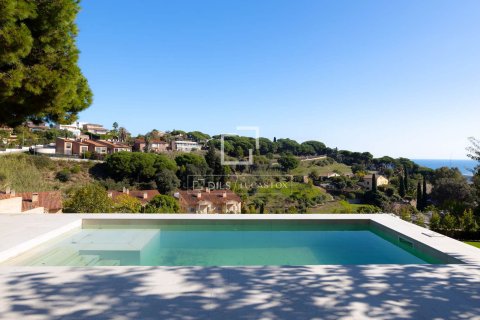 Villa for sale in Arenys de Mar, Barcelona, Spain 4 bedrooms, 345 sq.m. No. 150210 - photo 2