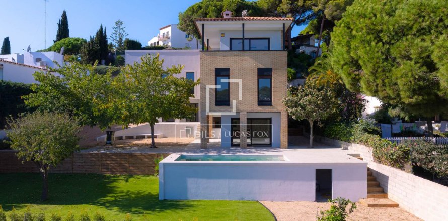 Villa in Arenys de Mar, Barcelona, Spain 4 bedrooms, 345 sq.m. No. 150210