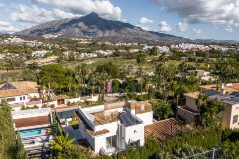 Huvila myytävänä Marbella, Malaga, Espanja, 5 makuuhuonetta, 448 m2 No. 136035 - kuva 2