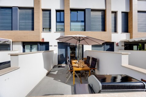 House for sale in Guardamar del Segura, Alicante, Spain 2 bedrooms, 124.1 sq.m. No. 196064 - photo 2