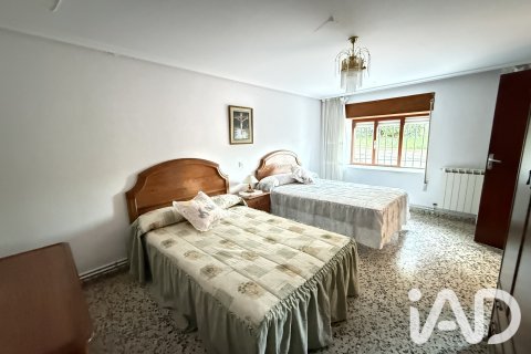 Продажа дома в Вильяманьян, Леон, Испания 3 спальни, 402м2 №193470 - фото 2