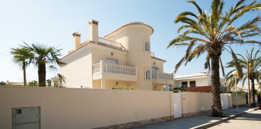 Villa a Cabo Roig, Alicante, Spagna 4 camere da letto, 208 mq. N° 150156