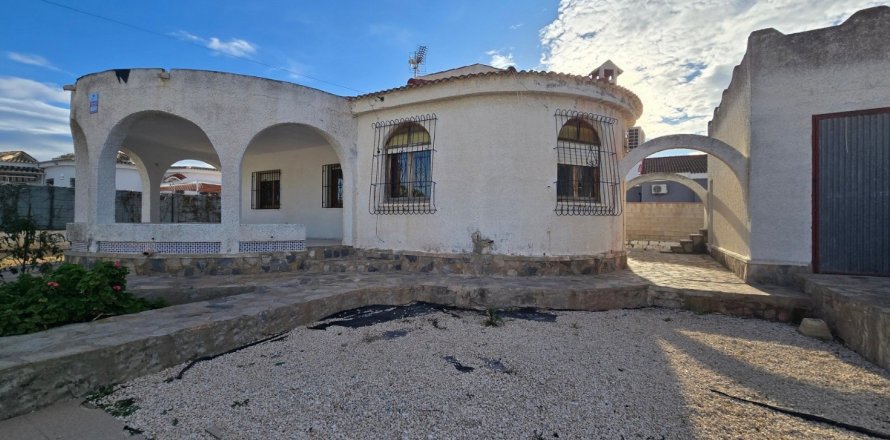 Villa a Torrevieja, Alicante, Spagna 3 camere da letto, 140 mq. N° 150155