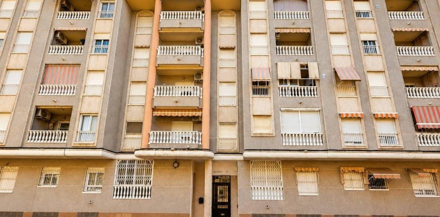 Apartment in Torrevieja, Alicante, Spain 2 bedrooms, 60 sq.m. No. 184384