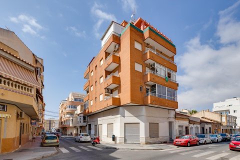 Apartamento en venta en Torrevieja, Alicante, España 2 dormitorios, 61 m2 No. 184381 - foto 2