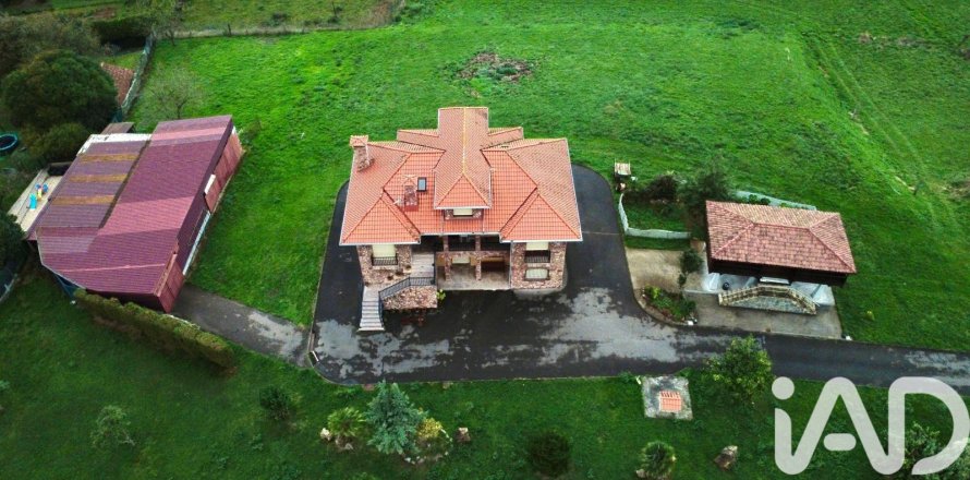 Hus i Aviles, Asturias, Spanien 6 sovrum, 368 kvm. Nr. 152781