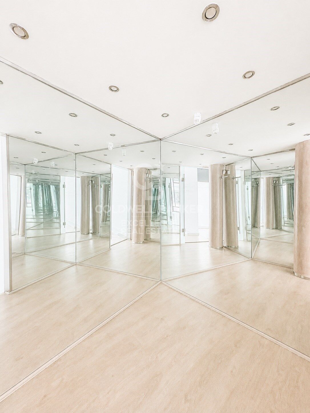 Commercial property à Valencia, Espagne 110 m2 No. 179209