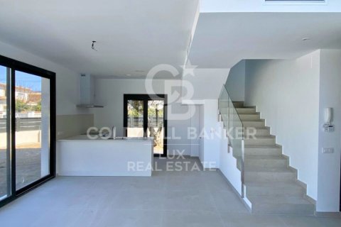 Hus till salu i Empuriabrava, Girona, Spanien 4 sovrum, 166 kvm. Nr. 160278 - foto 3