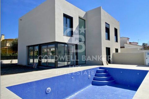 Hus till salu i Empuriabrava, Girona, Spanien 4 sovrum, 166 kvm. Nr. 160278 - foto 1