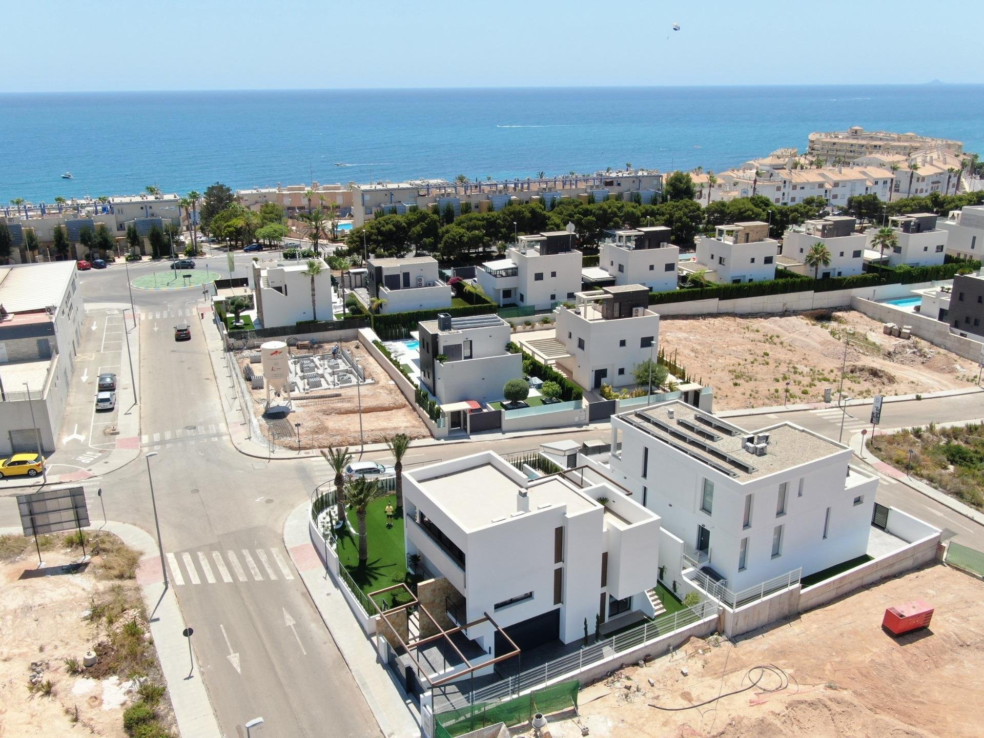 Villa in Campoamor, Alicante, Spain 4 bedrooms, 196 sq.m. No. 75871