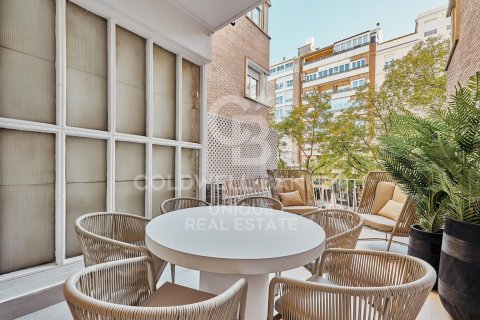 Apartamento en venta en Madrid, España 3 dormitorios, 179 m2 No. 158341 - foto 2