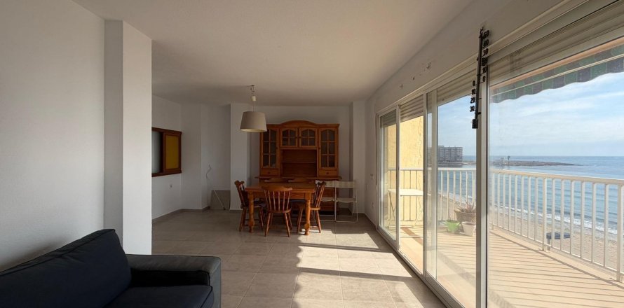 Apartment à Torrevieja, Alicante, Espagne 4 chambres, 116 m2 No. 156103