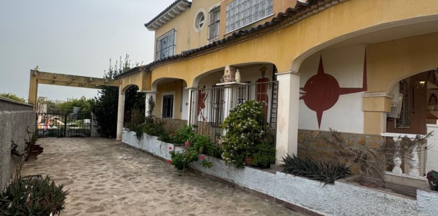 Villa a Orihuela, Alicante, Spagna 5 camere da letto, 250 mq. N° 156102