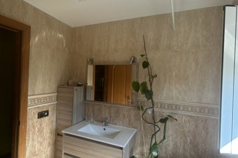 House for rent in Valverde de la Virgen, Leon, Spain 4 bedrooms, 388 sq.m. No. 188478 - photo 24
