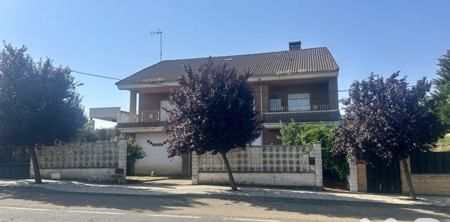 House in Valverde de la Virgen, Leon, Spain 4 bedrooms, 388 sq.m. No. 188478