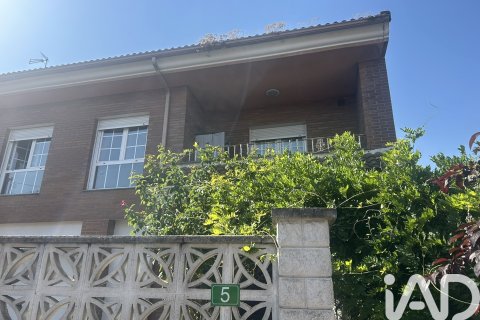 House for rent in Valverde de la Virgen, Leon, Spain 4 bedrooms, 388 sq.m. No. 188478 - photo 3