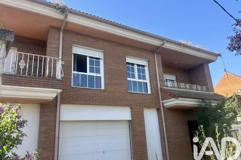 House for rent in Valverde de la Virgen, Leon, Spain 4 bedrooms, 388 sq.m. No. 188478 - photo 2