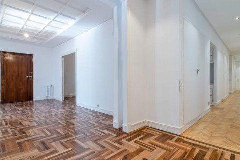 Аренда квартиры в Мадрид, Испания 4 спальни, 260м2 №149718 - фото 14