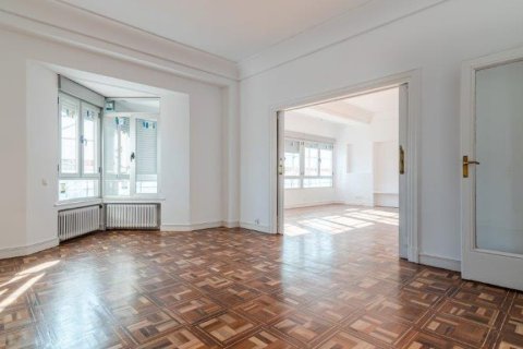 Аренда квартиры в Мадрид, Испания 4 спальни, 260м2 №149718 - фото 12