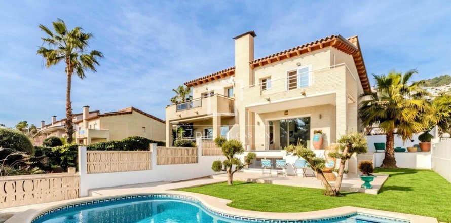 Villa in Sitges, Barcelona, Spain 4 bedrooms, 207 sq.m. No. 161353