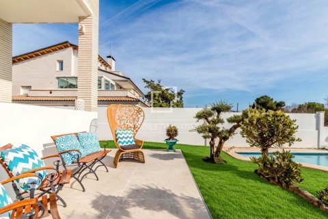 Villa for sale in Sitges, Barcelona, Spain 4 bedrooms, 207 sq.m. No. 161353 - photo 11