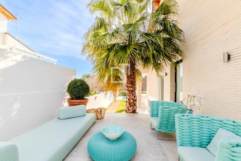 Villa for sale in Sitges, Barcelona, Spain 4 bedrooms, 207 sq.m. No. 161353 - photo 2