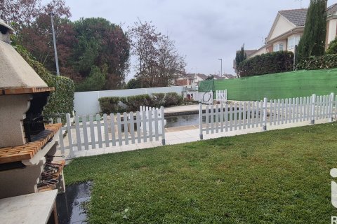 Casa adosada en venta en Cabrerizos, Salamanca, España 5 dormitorios, 330 m2 No. 188458 - foto 2
