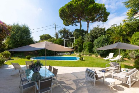 Villa for sale in El Masnou, Barcelona, Spain 6 bedrooms, 500 sq.m. No. 161428 - photo 19