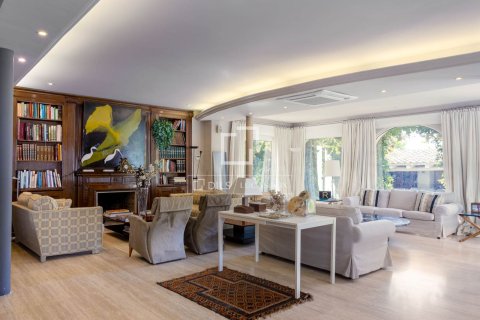 Villa for sale in El Masnou, Barcelona, Spain 6 bedrooms, 500 sq.m. No. 161428 - photo 2