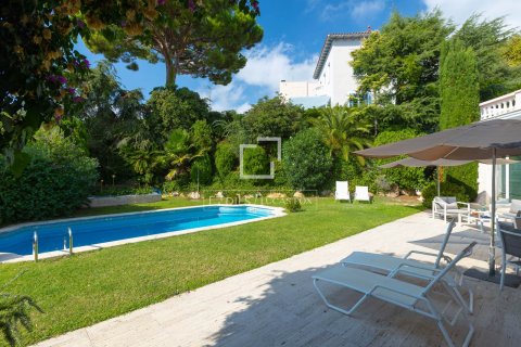 Villa for sale in El Masnou, Barcelona, Spain 6 bedrooms, 500 sq.m. No. 161428 - photo 3