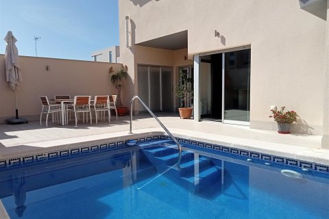 Villa for sale in San Pedro del Pinatar, Murcia, Spain 3 bedrooms,  No. 147476 - photo 1